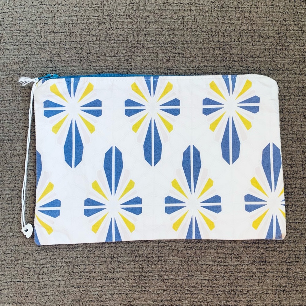 Geometric patterned zipper pouch